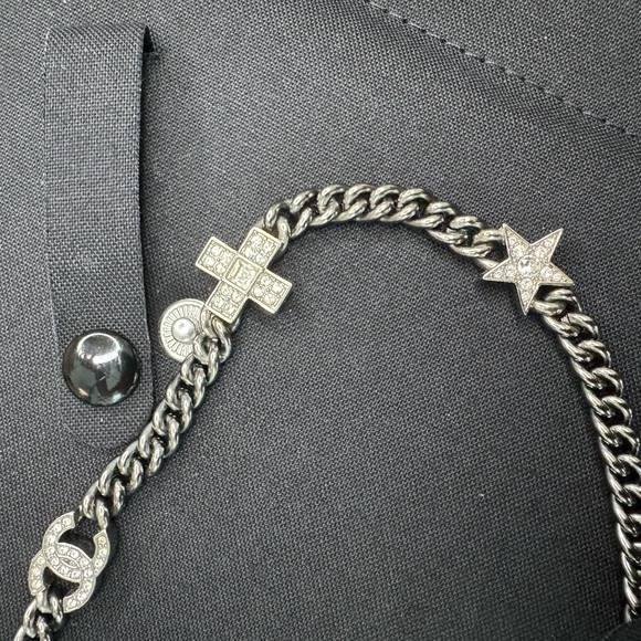Chanel choker in ruthenium, silver, and crystal - Picture 9 of 16